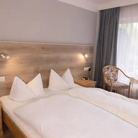 מלון Restaurant Breitenbacher Hof 3*